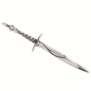 <p>Bilbo's Sword <em>Sting, </em>Oxidised Pendant.</p>
<p> </p>
<p>Bilbo finds his sword <i>Sting</i> in a Troll's treasure pile, along with the swords <i>Orcrist</i> and <i>Glamdring</i>. He later passes it on to Frodo Baggins (in <i>Lord of the Rings</i>).</p>
<p> </p>
<p>Comes with the Official Hobbit Pouch.</p>